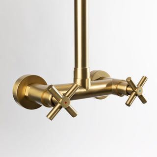 Elegant væghængt udendørs bruser i rustfrit stål - Guld